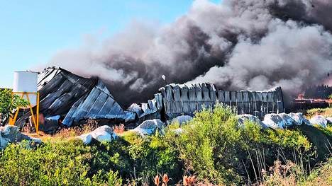 Gran incendio en una f&aacute;brica de pl&aacute;sticos
